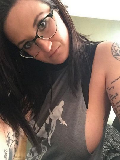 Татуированная леди хвастается титьками в любительской обстановке