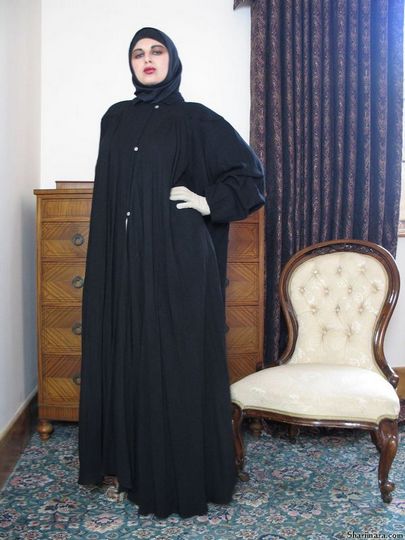 Арабская представительница слабого пола оказывается абсолютно раздетой и обнажает свою пизду для фотосессии