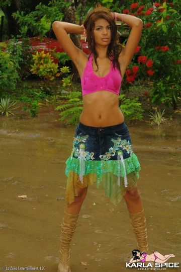 Сисястая девушка-подросток из Венесуэлы Karla Spice снимается на поляне в розовом лифчике и стрингах